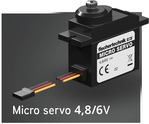 'Micro servo 4,8/6V' van fischertechnik. Kleine zwarte servomotor met rode, oranje en gele kabels. Geschikt voor modelbouw.