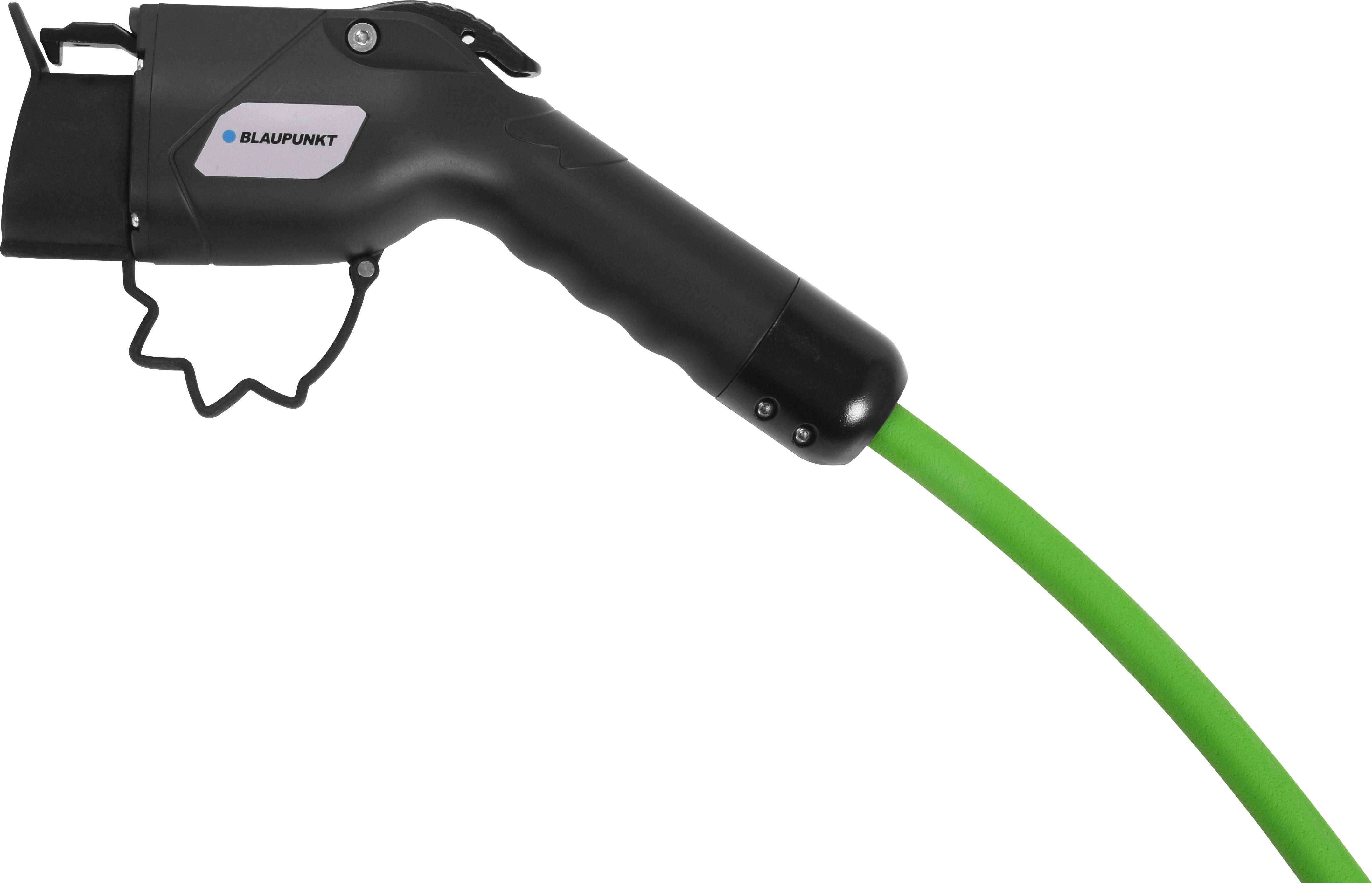 'Close-up van een zwarte elektrische auto-laadstekker met een groen kabel. De stekker toont het Blaupunkt-merk.'