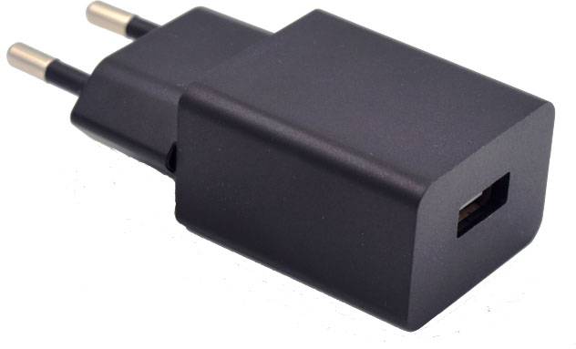 Zwart USB-oplader met Europees stekkertype en één USB-poort, geschikt voor het opladen van mobiele apparaten.