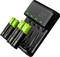 Een batterijlader laadt vier groene AA-batterijen met de opdruk '2600 mAh 1,2V' en 'GC'. Bovenaan branden groene indicatoren.