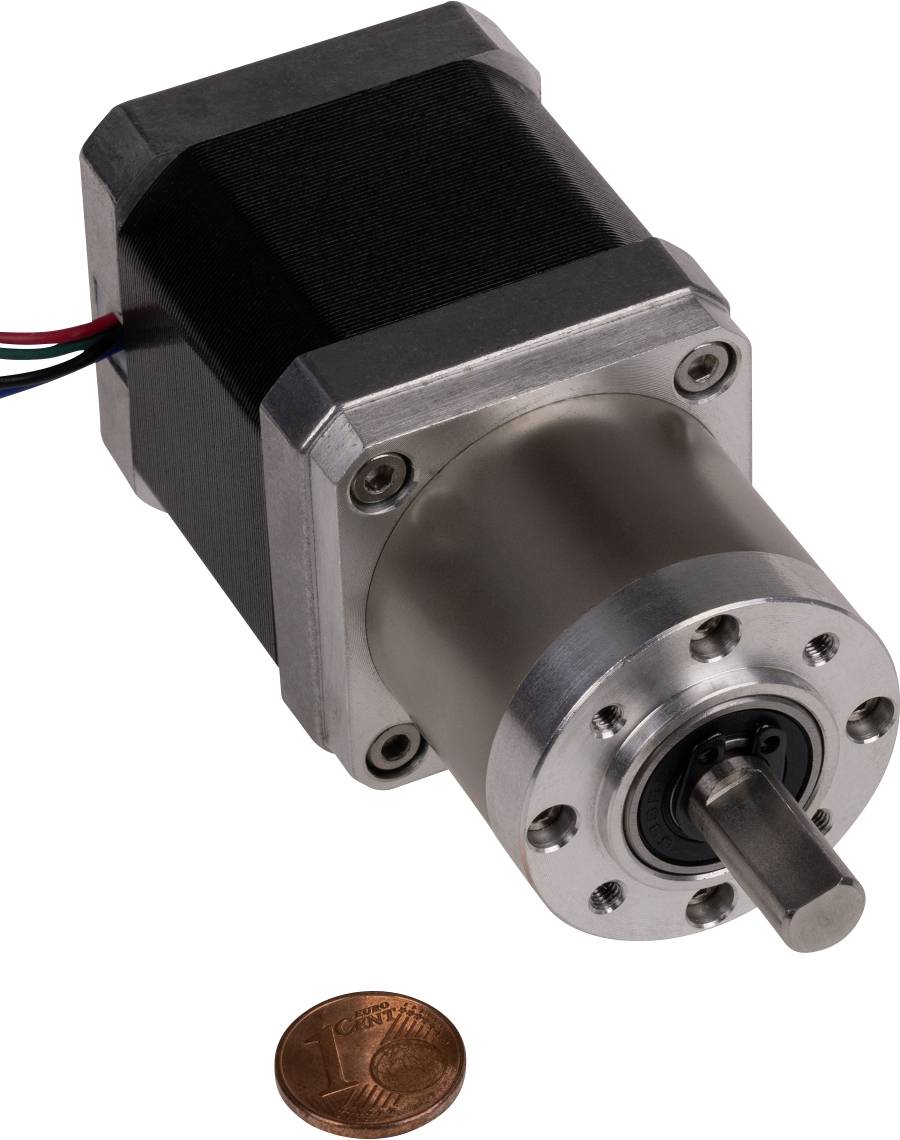 Een zilveren stappenmotor met kabels, naast een 1-eurocent-munt ter grootte-vergelijking. De motor heeft een cilindrische vorm met schroeven.