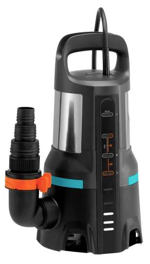 Zwarte waterpomp van kunststof met rode dop en meerdere aansluitniveaus; geschikt voor het afvoeren of rondpompen van water.