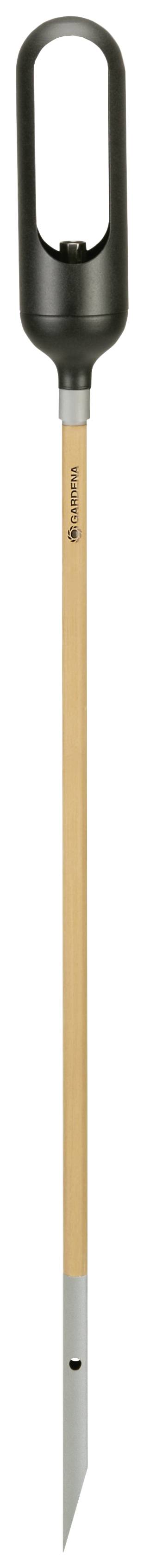 Een langgesteeld tuingereedschap met een zwarte handgreep en metalen punt, geschikt voor het verwijderen van onkruid of plantenwortel.