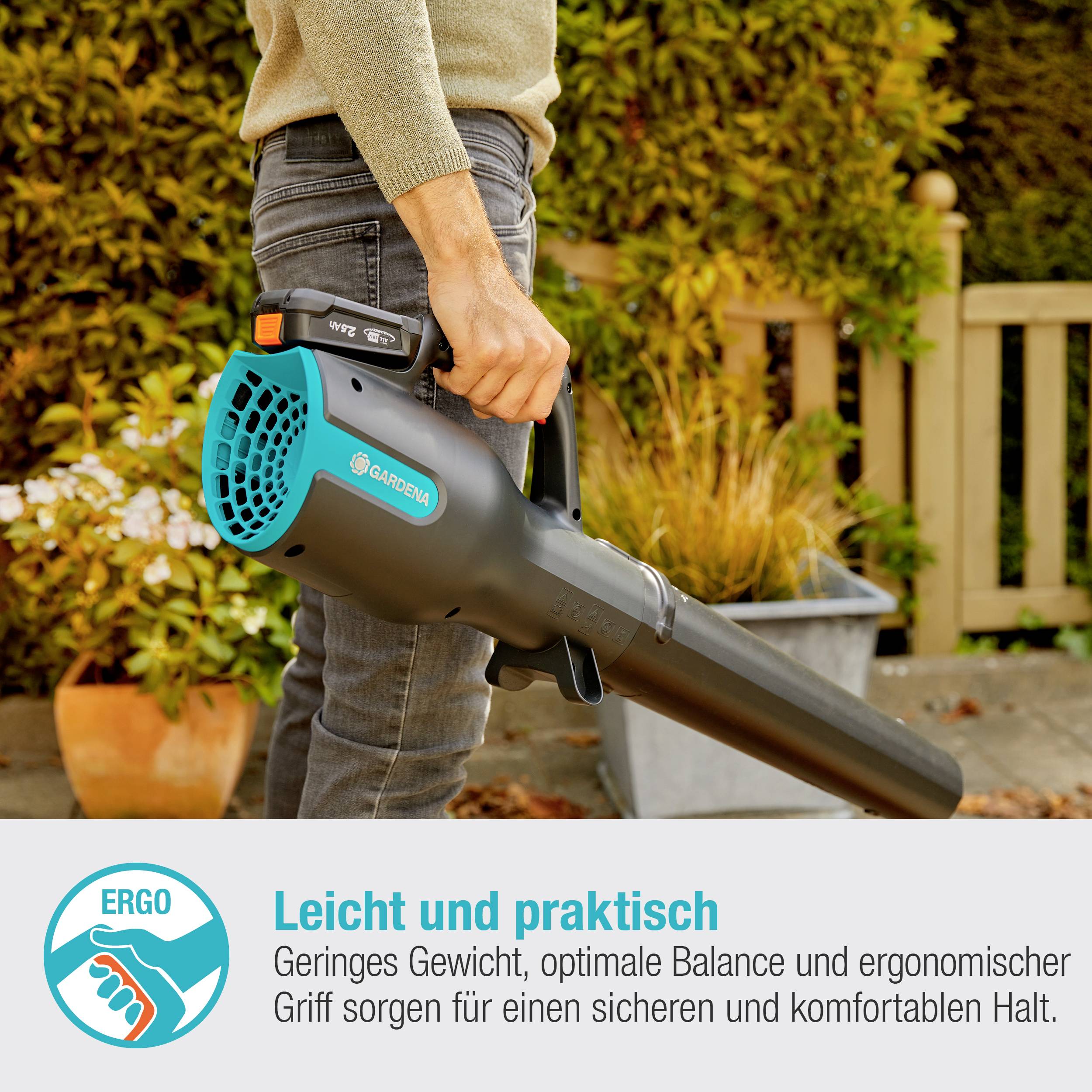 Een man houdt een lichte en praktische bladblazer met een ergonomische handgreep. Tekst: 'Licht en praktisch. Laag gewicht, optimale balans.'