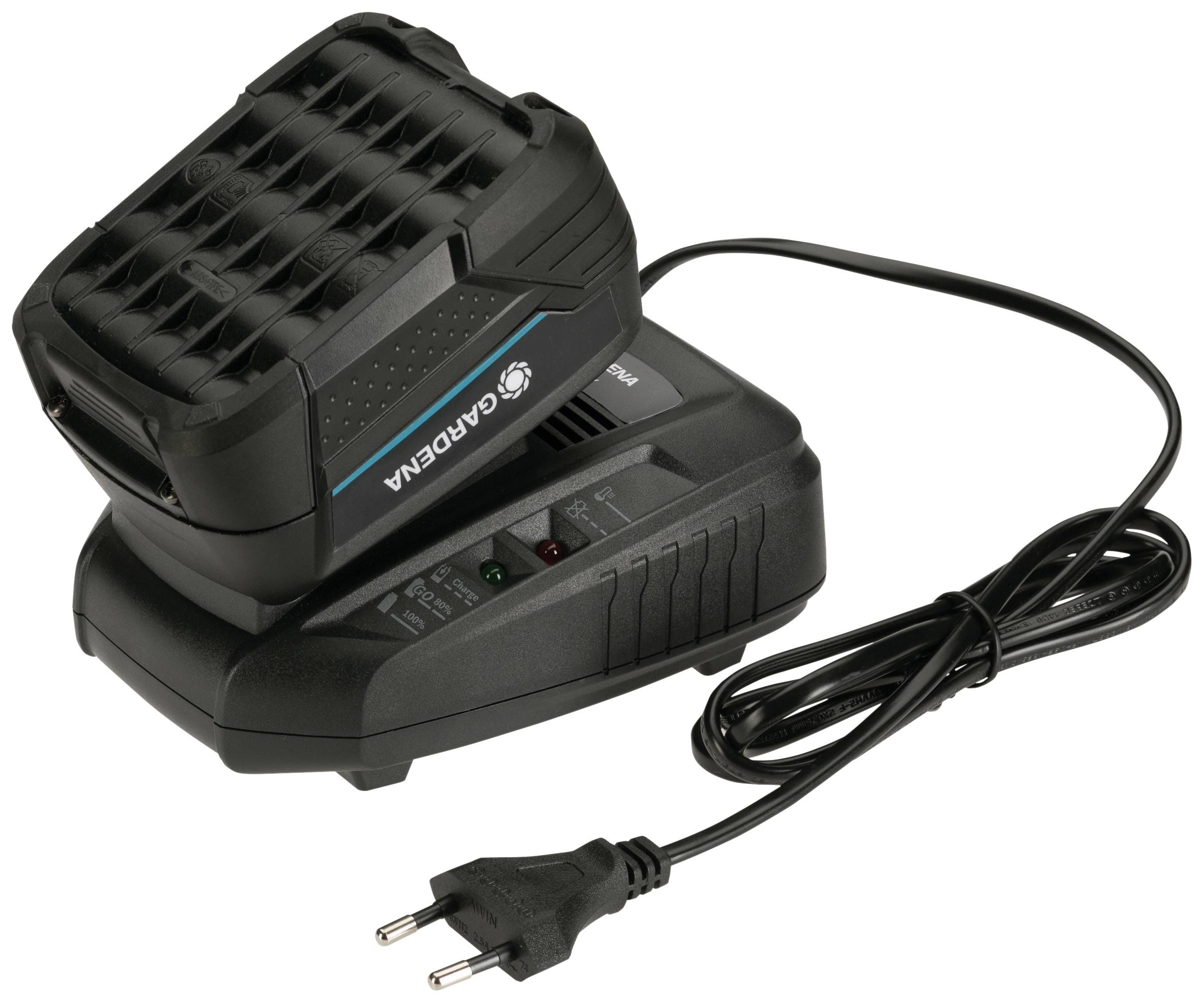 Een zwarte accuoplader met een geplaatste accu en aangesloten stroomkabel. Hij draagt het logo 'Gardena'.