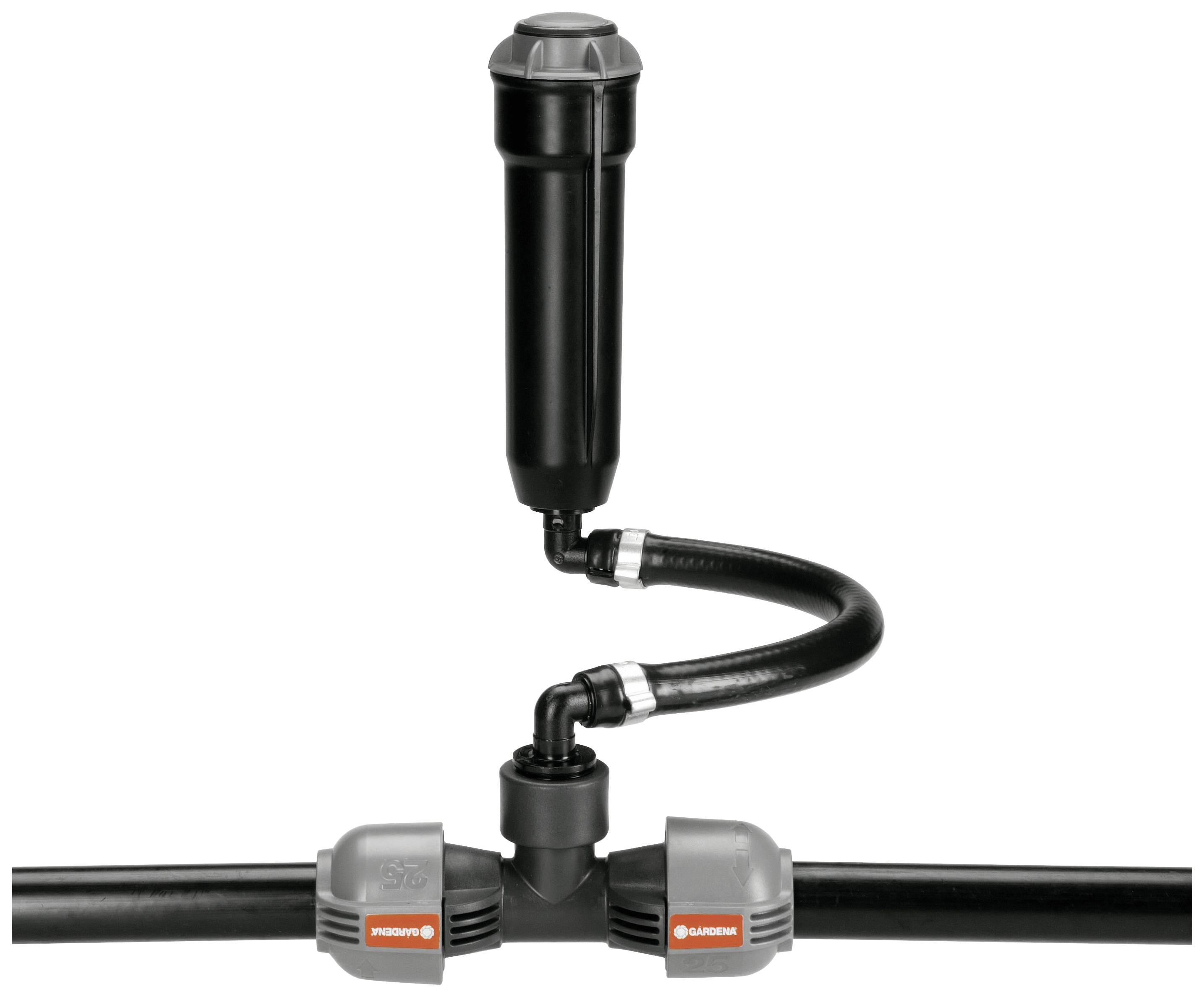 Een irrigatiesysteem met een filter in het midden, dat via slangen is verbonden met een waterverdeelstuk.