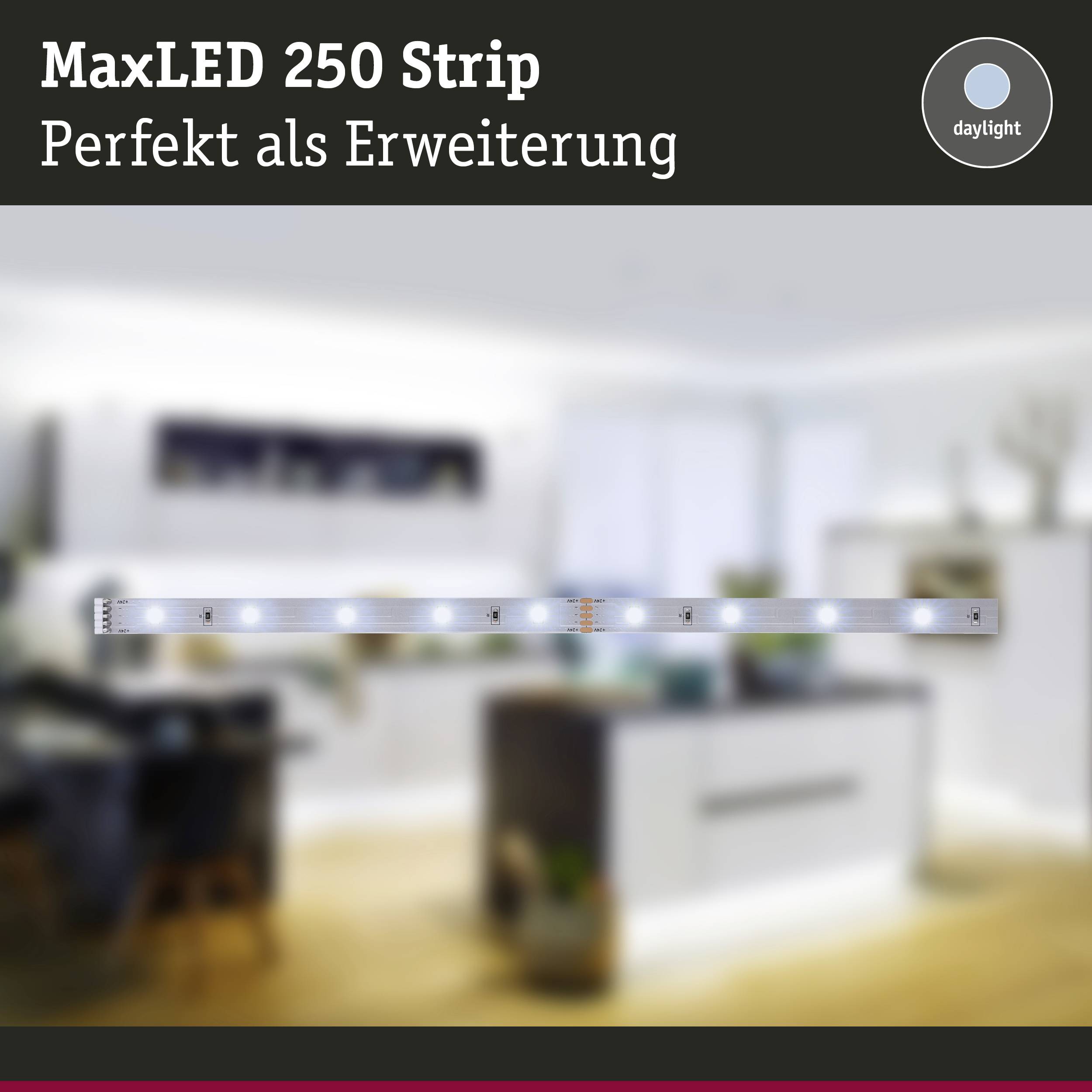 MaxLED 250 Strip verlicht een moderne woonkamer, ideaal als uitbreiding. Achtergrond toont wazig woonkamerelementen.