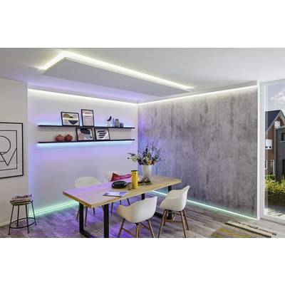 Moderne ruimte met tafel, vier witte stoelen en planken, verlicht met kleurrijke LED-strips. Decoratie omvat planten en kunstwerken.