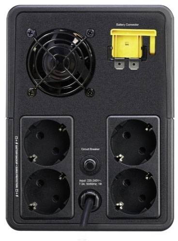 Achterkant van een UPS met vier stopcontacten, ventilator, gele batterijaansluiting en beschermschakelaar.