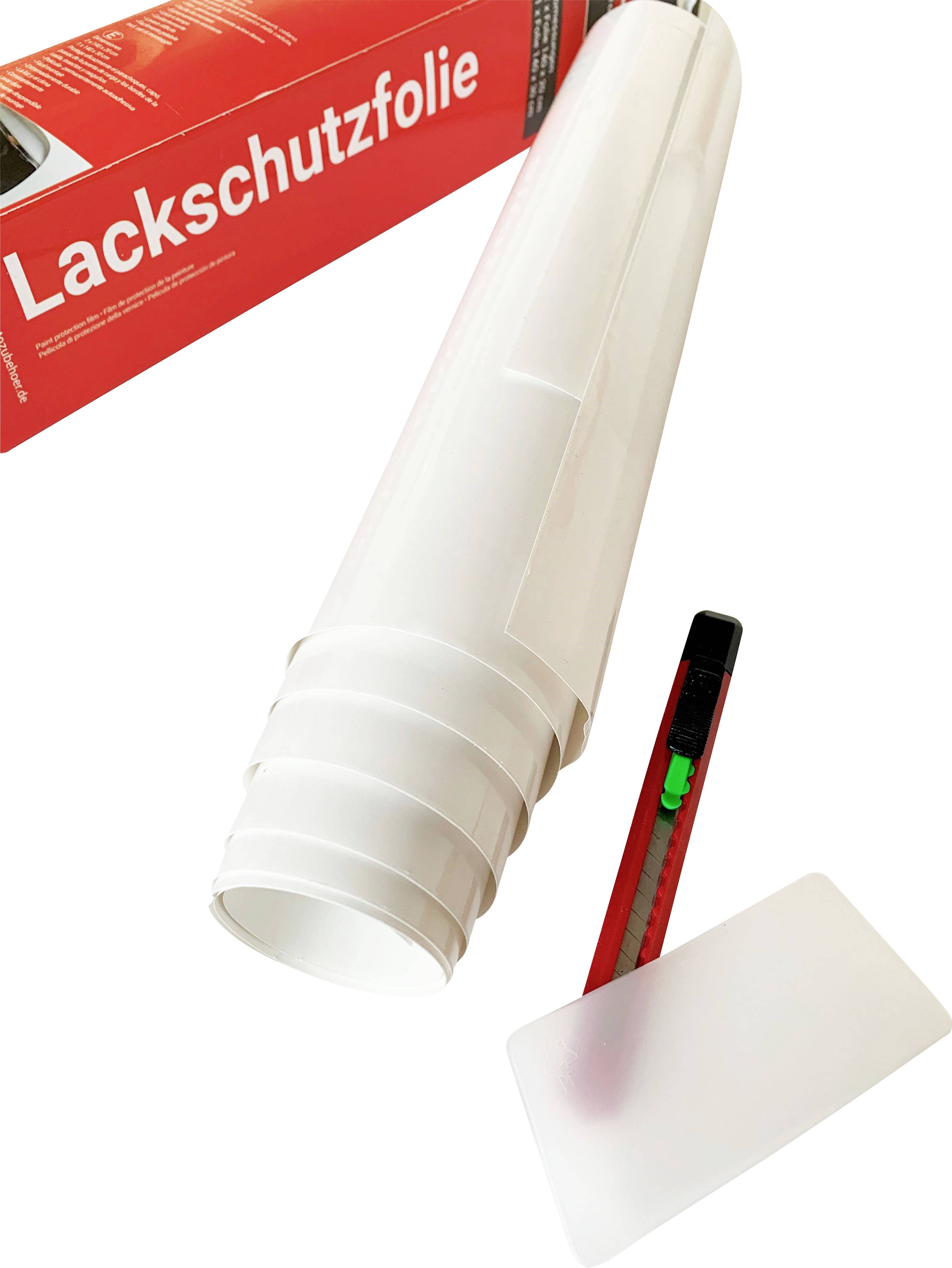 Een rol witte lakbeschermingsfolie met een rood breekmes en een witte rakel ernaast, met op de achtergrond de rode verpakking.