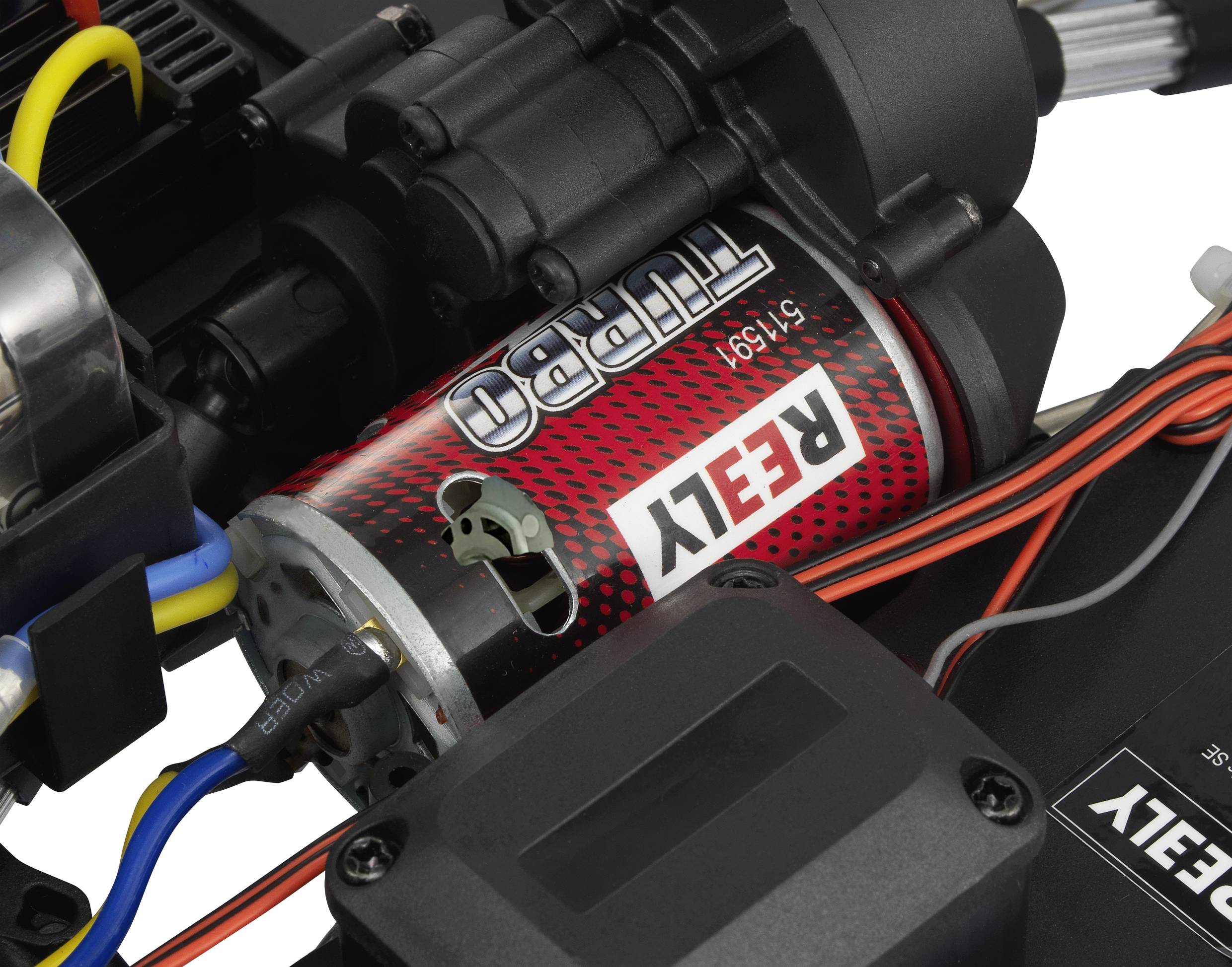 Close-up van een elektromotor met merkopdruk, omringd door gekleurde kabels en elektronische componenten van een model.