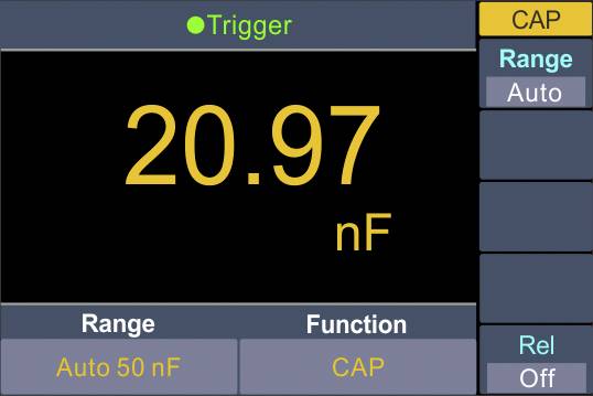 Digitaal meetapparaat toont: Capaciteitsmeting bij 20,97 nF in auto-bereikmodus. Functies: Trigger geactiveerd, Relatieve modus uit.