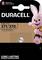Verpakking van Duracell-knoopbatterij met roze haas als mascotte. Opschrift: 'Buiten bereik van kinderen houden', 'Gegarandeerd langdurige energie'.