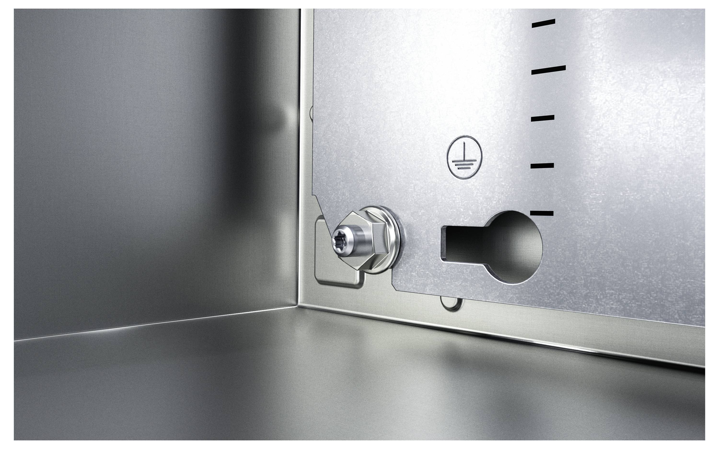 Een zilveren metalen kast met aardingssymbool, schroef en schaal op de rechterbinnenwand.