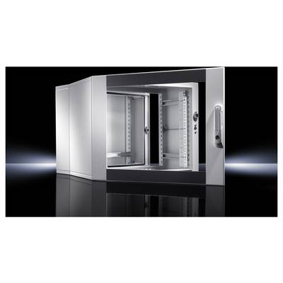 Een open, zilveren metalen kast op een reflecterende vloer, met lege vakken. Modern design, geschikt voor technische apparatuur.