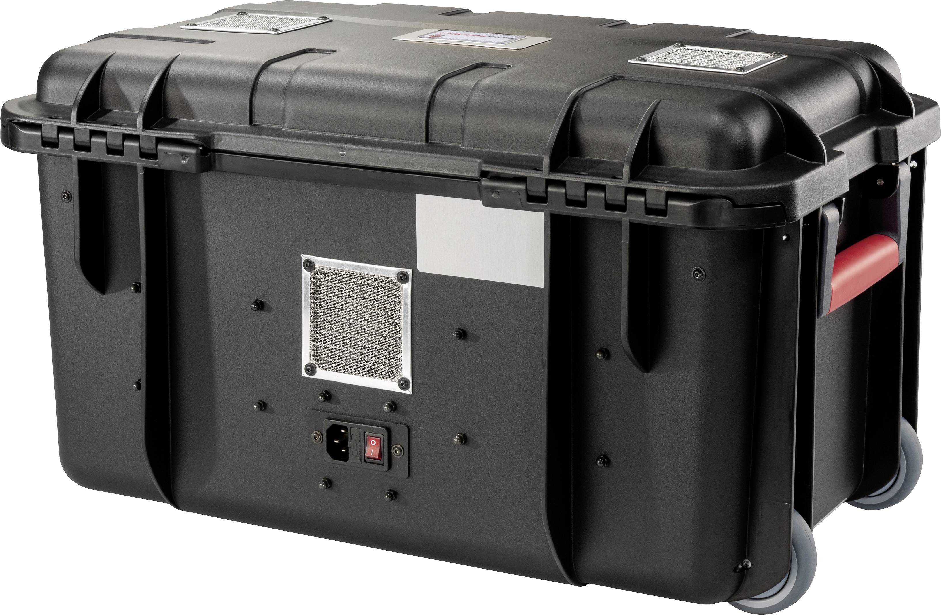 Zwarte, robuuste transportkoffer met handgrepen en wielen, voorzien van ventilatiesleuven en bedieningselementen aan de voorkant. Geschikt voor bescherming en transport van gevoelige apparatuur.