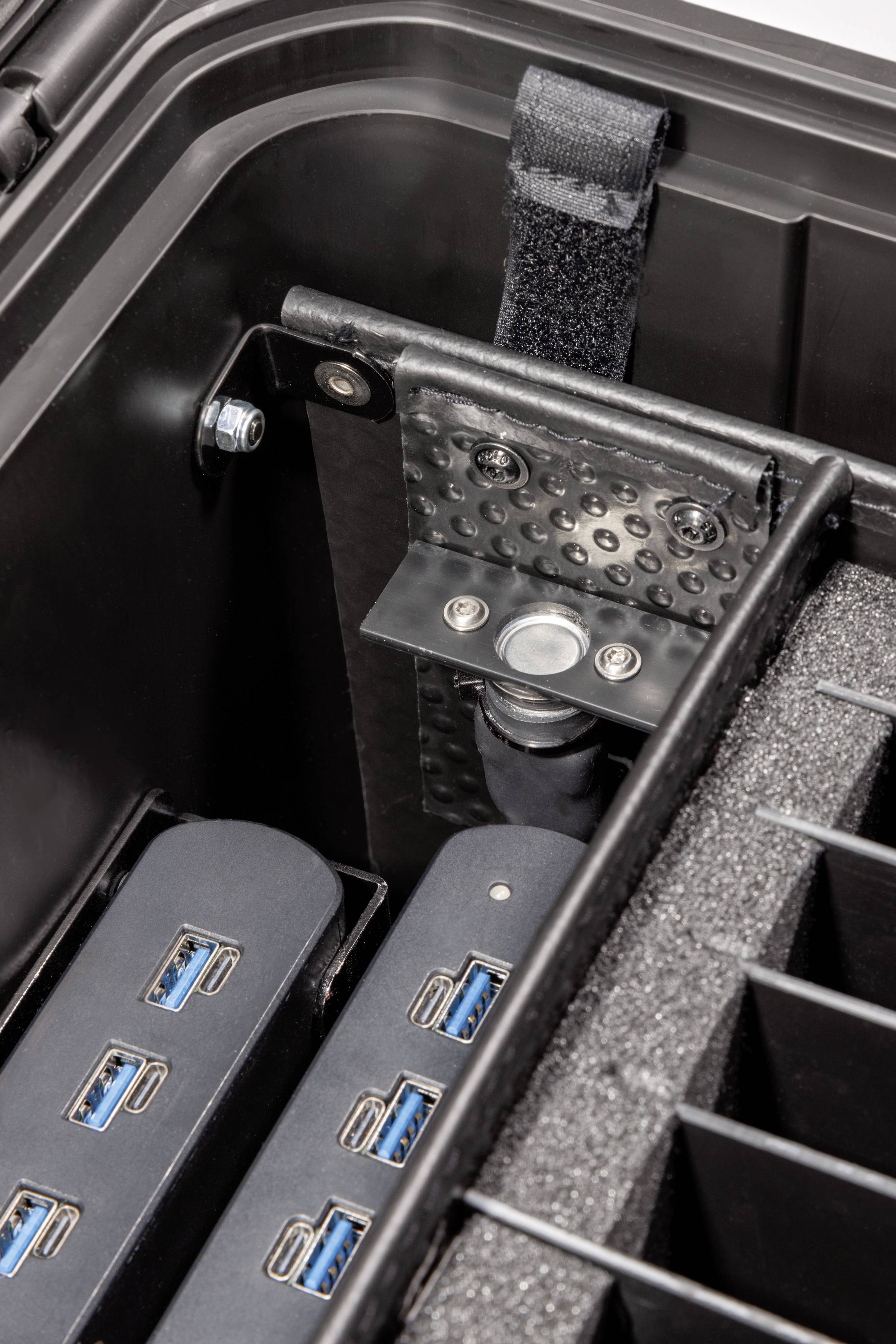 'Waterbestendige behuizing met USB-aansluitingen en schokdempend schuim. Bijzonder robuust, ideaal voor veilig transport.'