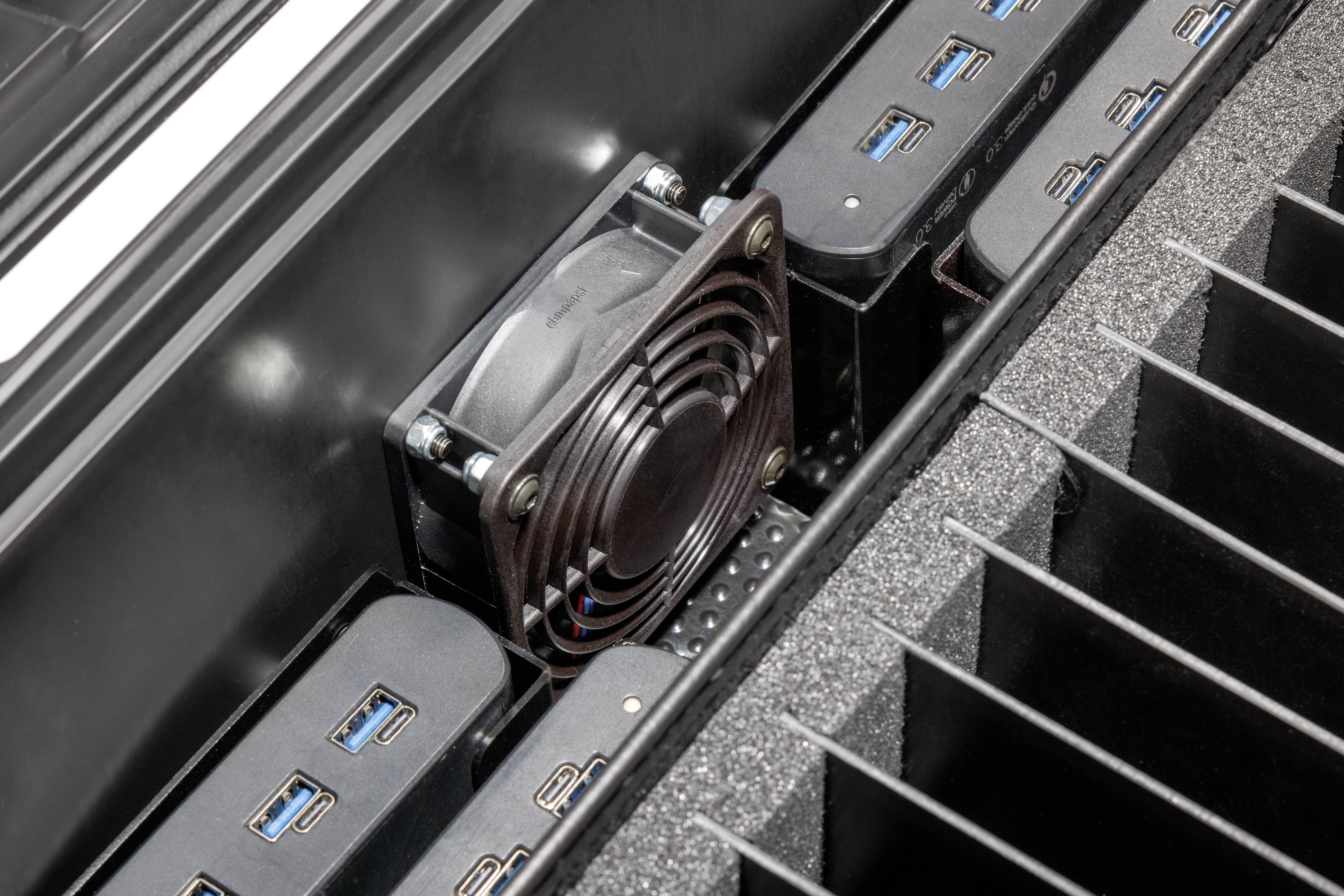 Een computerbehuizing met ventilator en meerdere USB-poorten die bedoeld zijn voor het aansluiten van apparaten.