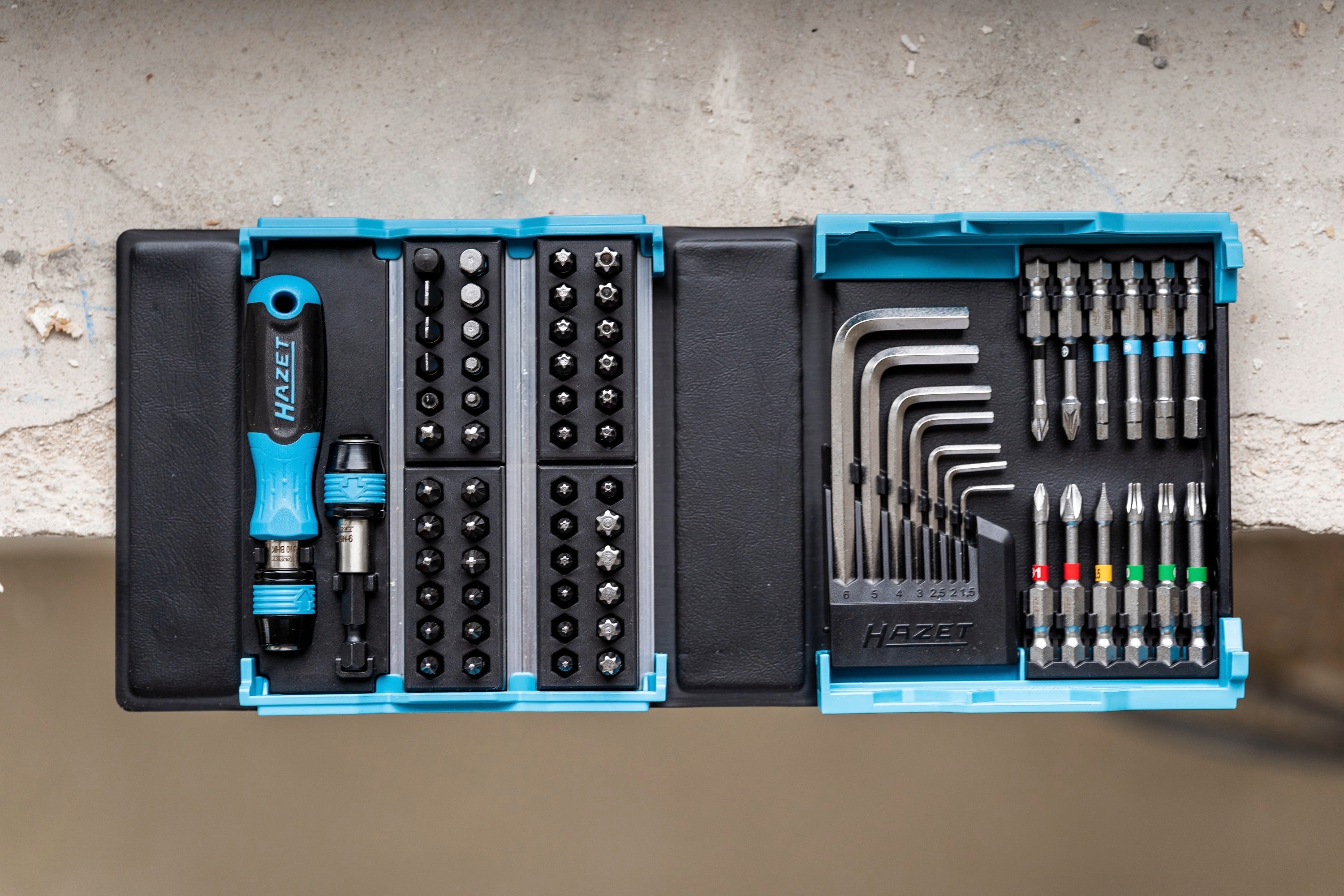 Gereedschapsset in blauwe doos met schroevendraaier, bits en inbussleutels.