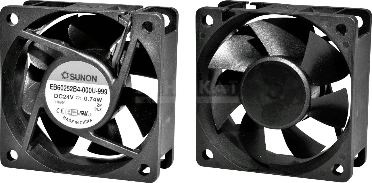 Twee zwarte computerventilators, gezien van opzij en van voren. Beide hebben vier schoepen en een etiket met modelnummers.