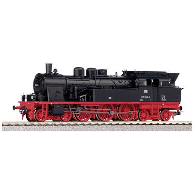 Een zwart en rood model van een stoomlocomotief op een spoorrails, gezien van opzij. De locomotief heeft opvallende rode wielen.
