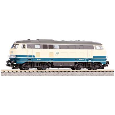 Een model van een tweekleurige diesellocomotief staat op een spoor. De locomotief is crèmekleurig met blauwe elementen.