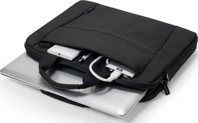 Laptoptas met laptop en toebehoren, zoals oplader en kabels, die uit de geopende tas steken. De tas is zwart.