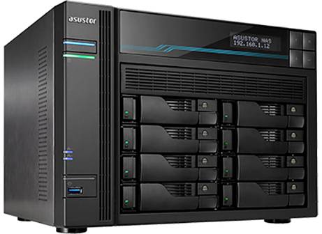 Zwarte NAS-server met meerdere schijfsleuven en een klein display dat netwerkinformatie weergeeft.