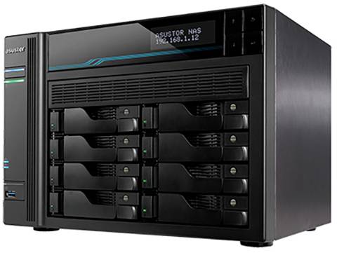 Een zwarte NAS-server met meerdere schijfsleuven aan de voorkant staat opgesteld in een ruimte. Een klein display toont 'Asustor NAS' en een IP-adres.
