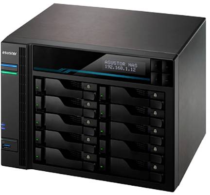 Een zwarte NAS-behuizing met tien schijfsleuven en een klein display dat het IP-adres '192.168.1.12' toont.