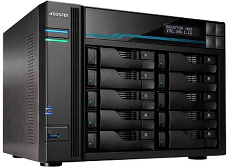 NAS-opslagsysteem met twaalf sleuven, LED-indicatoren en display met netwerkinformatie aan de voorkant.