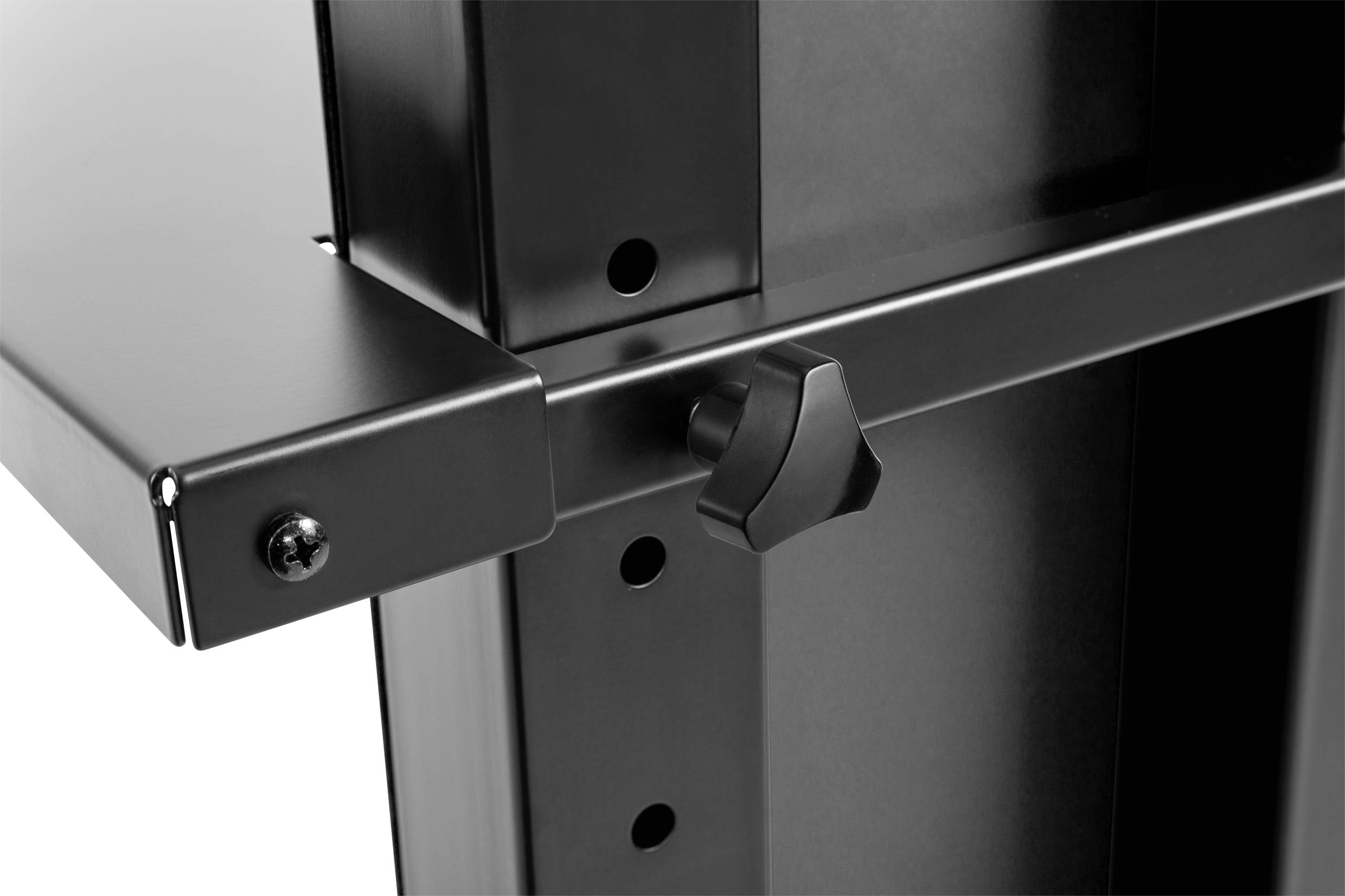 Close-up van een zwarte, in hoogte verstelbare metalen standaard met een draaiknop voor hoogteregeling. Overwegend functioneel ontwerp.