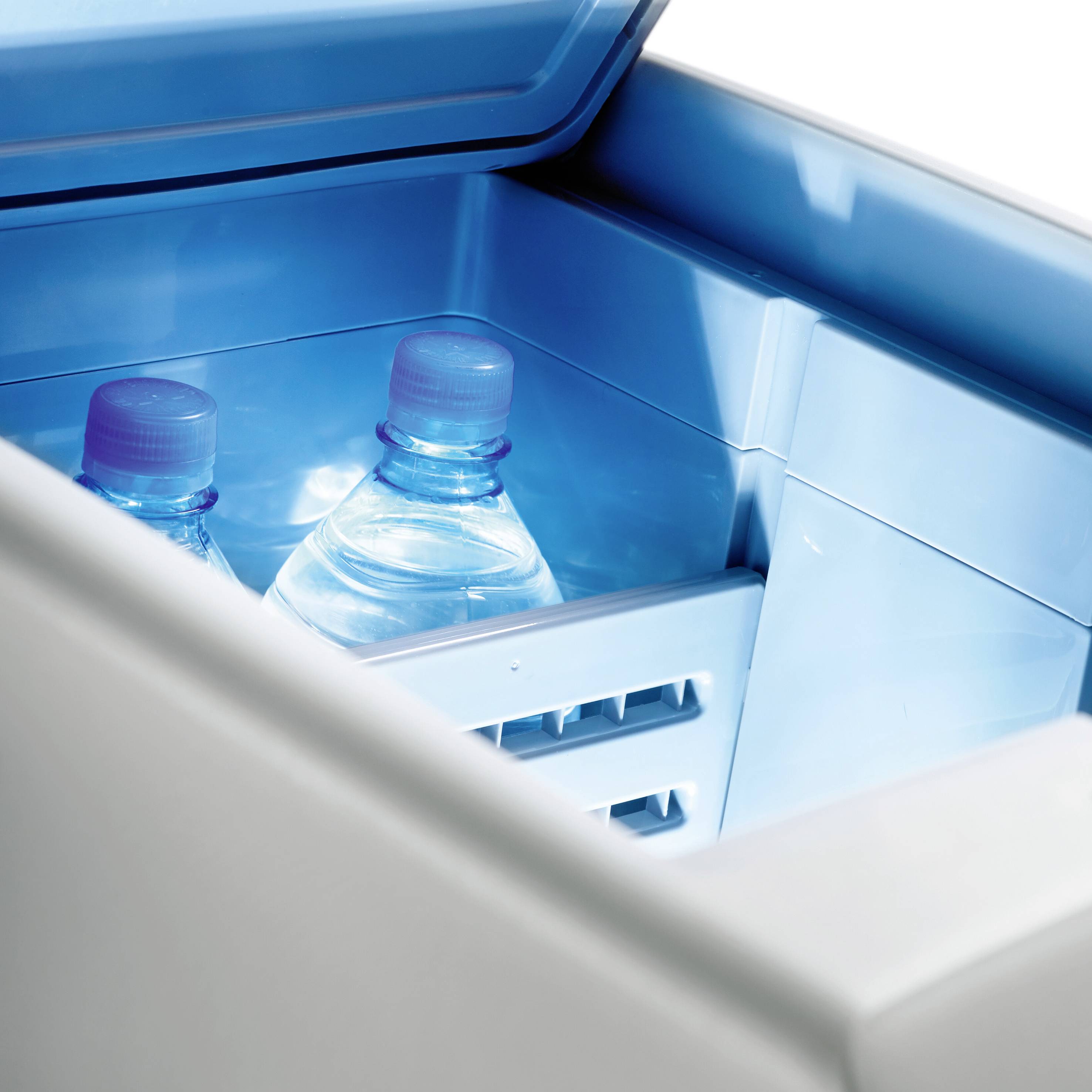 Koelbox met open deksel, waarop twee waterflessen binnenin zichtbaar zijn. Ze staan rechtop geplaatst in een blauw kunststofvak.