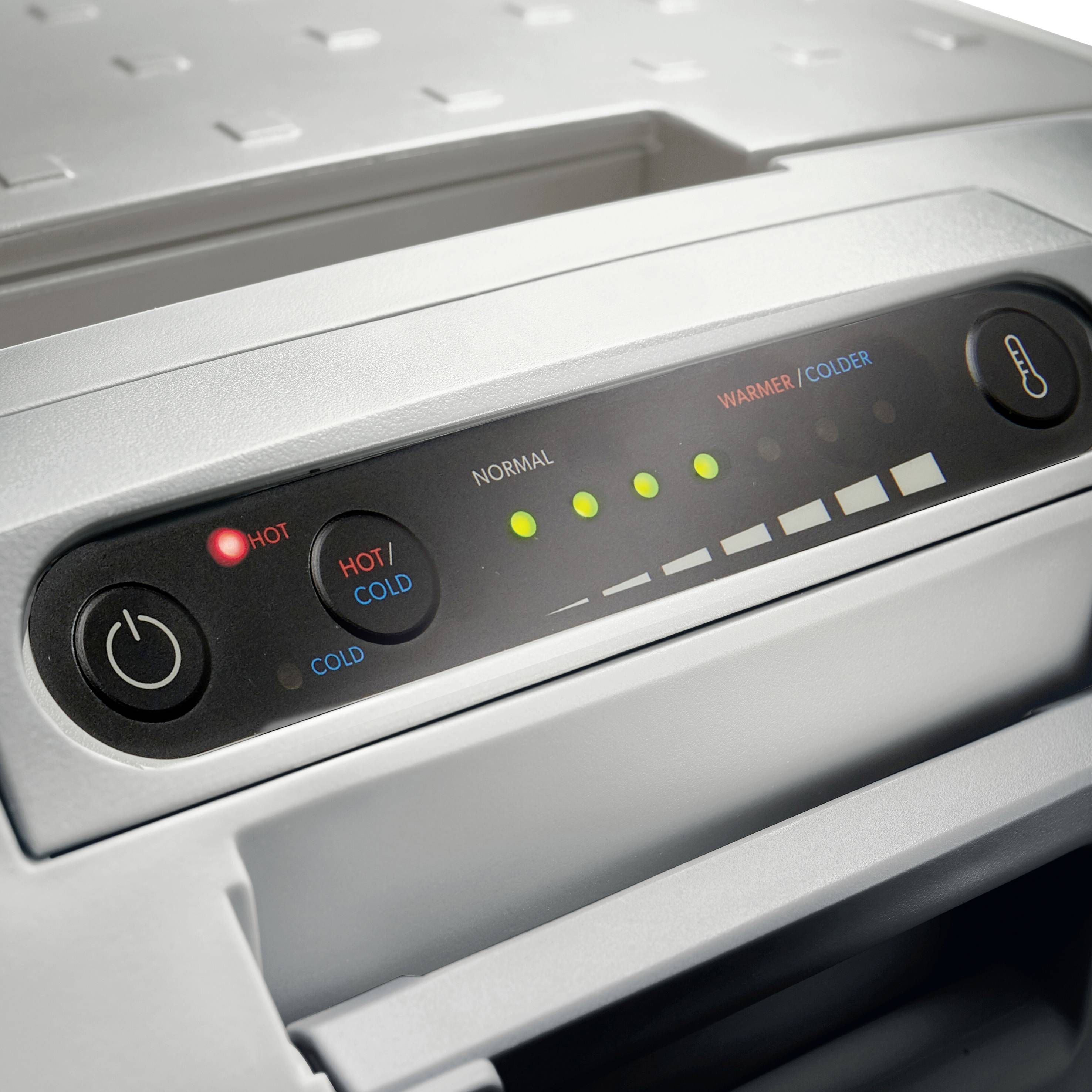 Bedieningspaneel van een waterkoker met temperatuurregeling. Led-lampjes geven verwarmingsstatus aan: 'Heet', 'Normaal', 'Kouder'. Aan/uit-knop links.