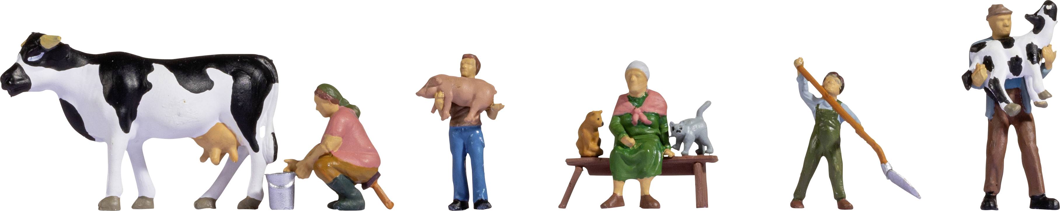 Speelgoedfiguren van een boerderijscène: Koe, melkster, boer met varken, oude vrouw met katten, arbeider met hooivork, man met kalf.