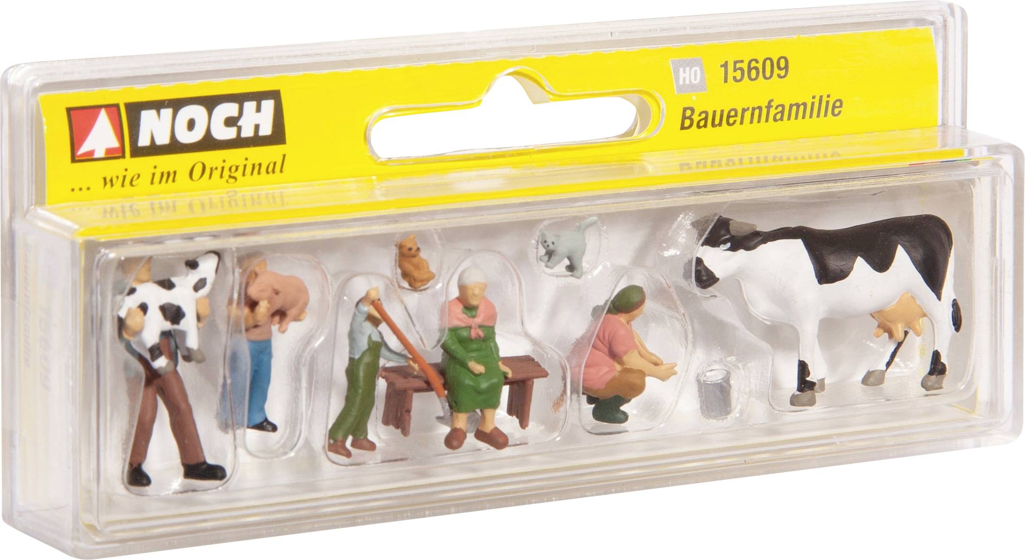 Plastic verpakking met miniatuurfiguren van een boerenfamilie aan het werk: melker, koe, tractorbestuurder, boer en boerin, met een gele bovenkant.