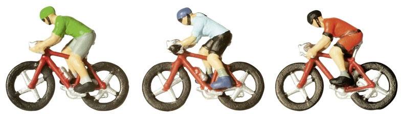 Drie miniatuurfiguren op rode fietsen: De bestuurders dragen groene, blauwe en rode kleding en trappen in de pedalen alsof ze een wedstrijd rijden.