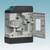 Een geopend medisch apparaat met testchamber en digitaal display, klaar voor bloed- of urineanalyses in een laboratorium.