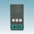 Een elektronisch apparaat met drie ronde knoppen, een NFC-symbool en een klein display, tegen een blauwe achtergrond.