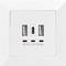 Witte wandcontactdoos met twee USB-A- en één USB-C-aansluiting. Opschrift: '5V DC 3.1A TOTAAL'.