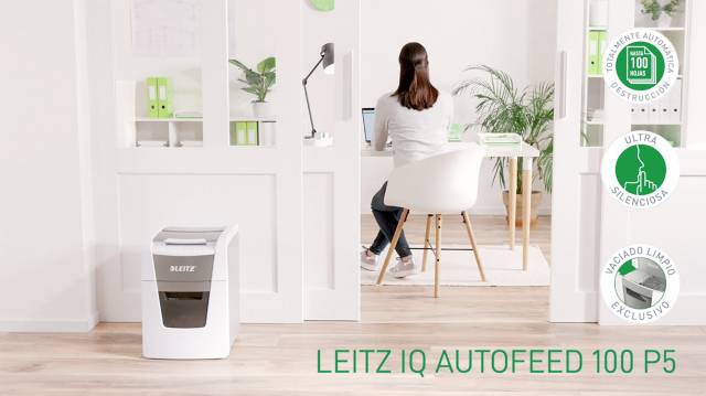 Vrouw aan bureau met laptop, op de voorgrond een Leitz IQ Autofeed 100 P5 papiervernietiger, tekst 'Leitz IQ Autofeed 100 P5'.