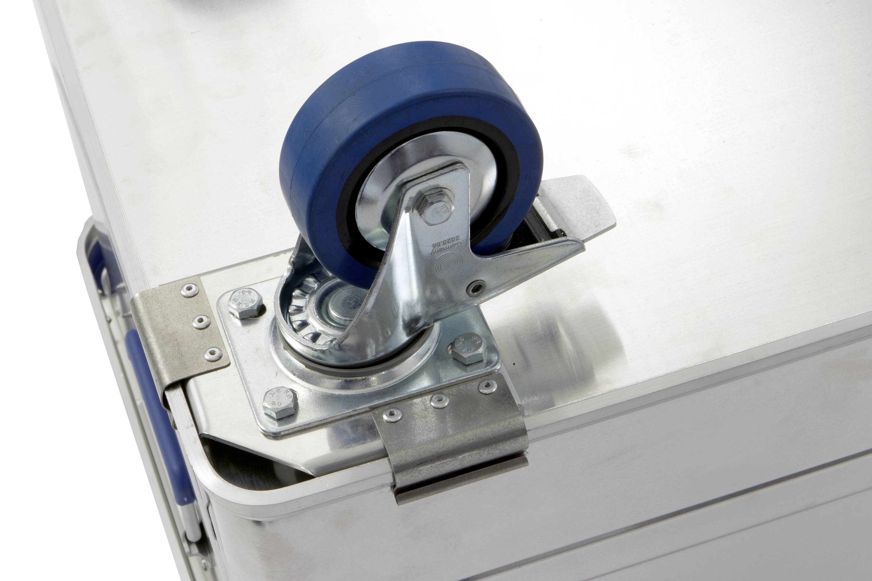 Blauwe metalen zwengel bevestigd aan een zilveren doos. De zwengel lijkt bedoeld voor het transport of de verplaatsing van de doos.