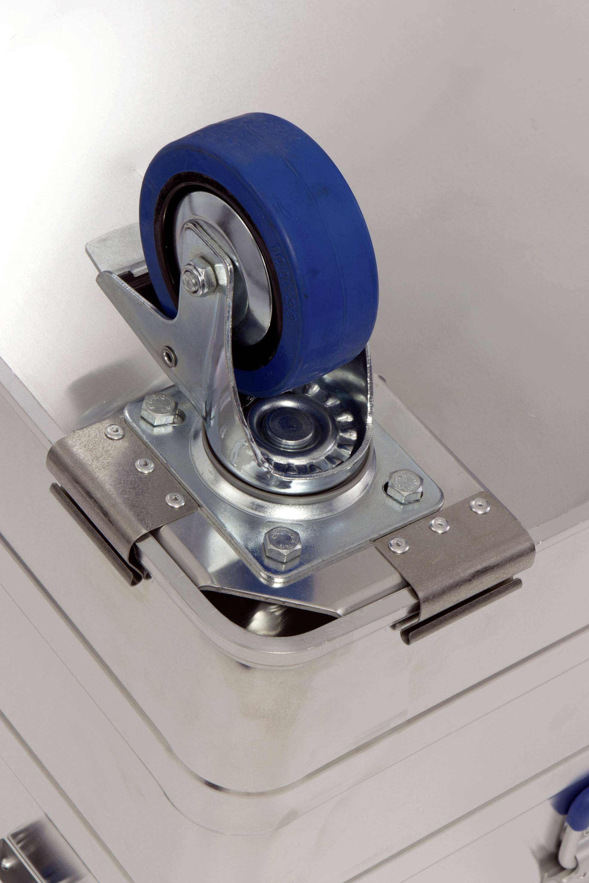 Metalen kasten met blauwe industriewielen, gemonteerd in een hoek, tonen een solide constructie en mobiliteit, geschikt voor opslag.