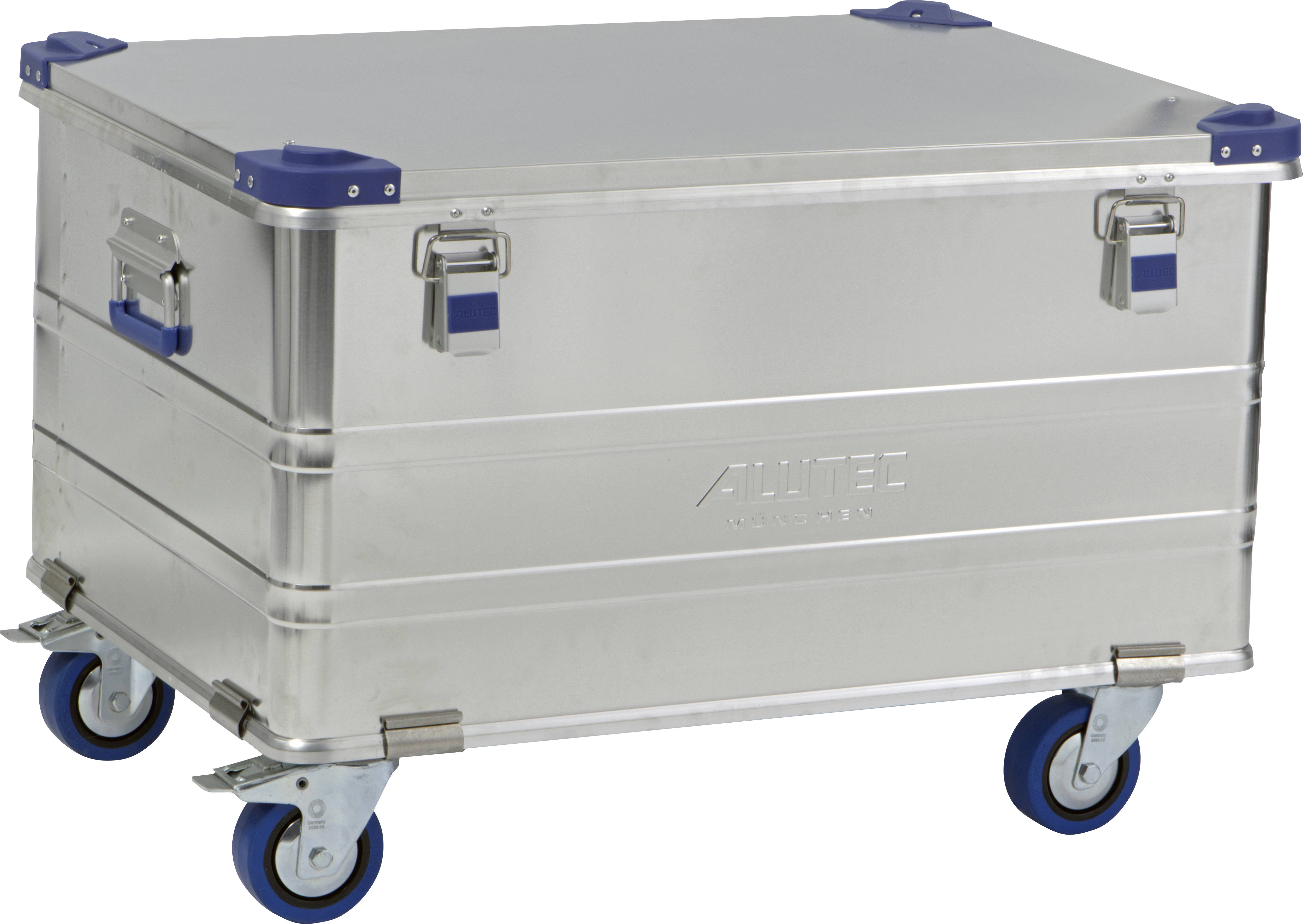 Een zilveren, rechthoekige metalen koffer met handgrepen en een afsluitbaar deksel, gemonteerd op vier blauwe wielen.