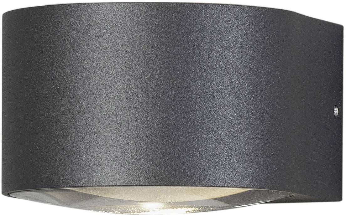 Zwarte, gebogen buitenlamp met modern design, met lichtstraal naar beneden gericht, aan de muur bevestigd.