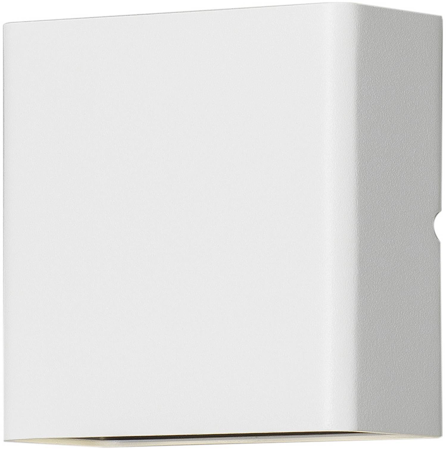 Een witte, vierkante wandlamp straalt licht naar beneden. Simplistisch, modern design.