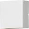 Een witte, vierkante wandlamp straalt licht naar beneden. Simplistisch, modern design.