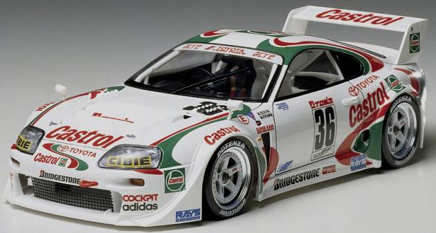 Een witte sportwagen met 'Castrol'-logo en nummer 36, in racestijl gelakt, tegen een neutrale achtergrond.