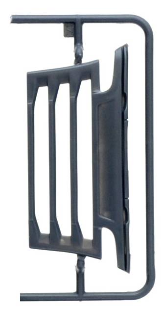 Kunststof onderdelen gegoten aan een frame, waarschijnlijk deel van een modelbouwset, met een afmeting en vorm die ongeveer overeenkomt met een voertuigonderdeel.