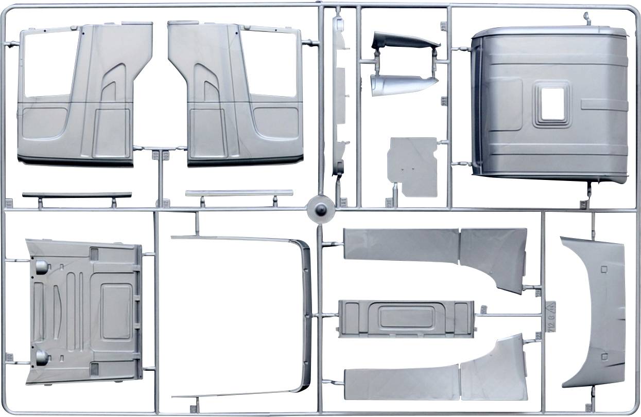 Een plastic modelbouwpakket voor een vrachtwagenchassis. Afzonderlijke onderdelen zijn gerangschikt op een spuitgietframe en klaar voor montage.